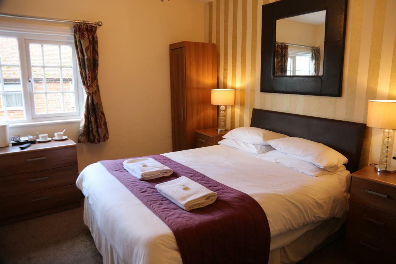 The Half Moon Inn Woking Exteriör bild